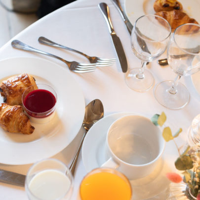 Table avec viennoiseries au brunch de Royaumont